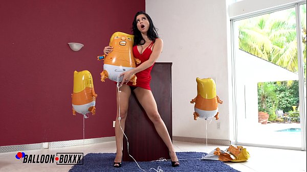 Ibu-ibu Rusia Crystal Rush Ngentot Balon Trump Sambil Meringis