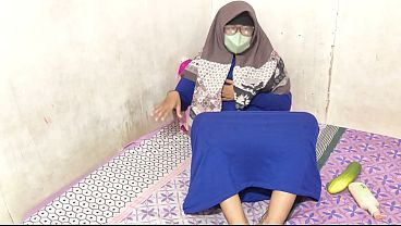 Cewek Hijab Indonesia Lagi Colmek, Nafsu Mukanya Panas Banget.