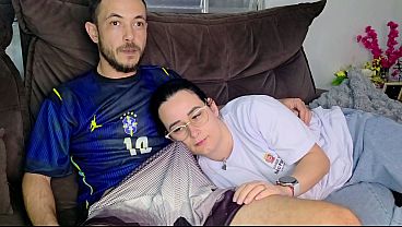 Irmãzinha Gozada é Provocada Pelo Irmão Enquanto Vê O Jogo Do Brasil