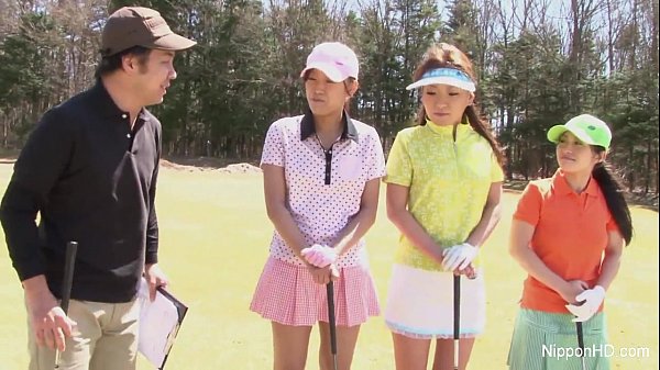 Cewek Asia Ngentot Main Golf Tanpa Busana, Montok-montok Goyang Di Lapangan.