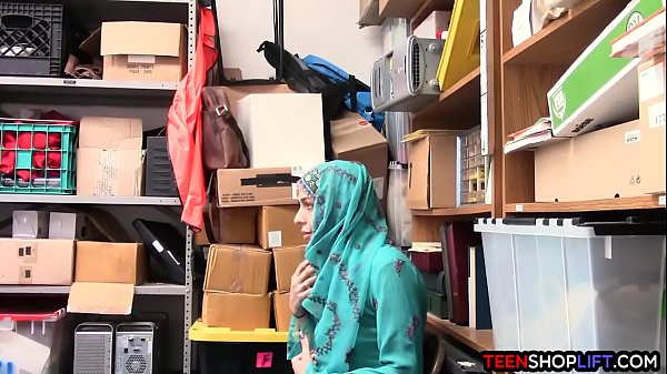 Gadis Arab Ketahuan Mencuri Di Toko, Lalu Digasak Habis-habisan Sama Satpam
