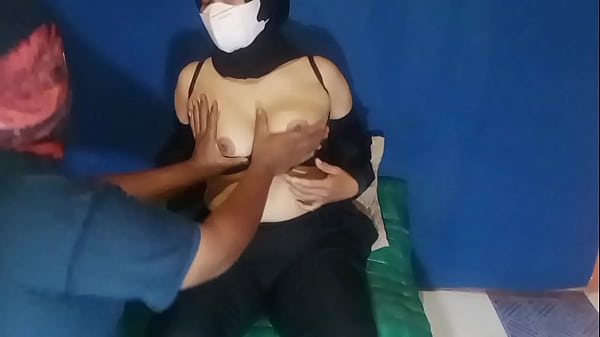 Mainin Memek Satpam Cewek Horny Pake Mainan Sampe Muncrat Deras, Jago Jilmek